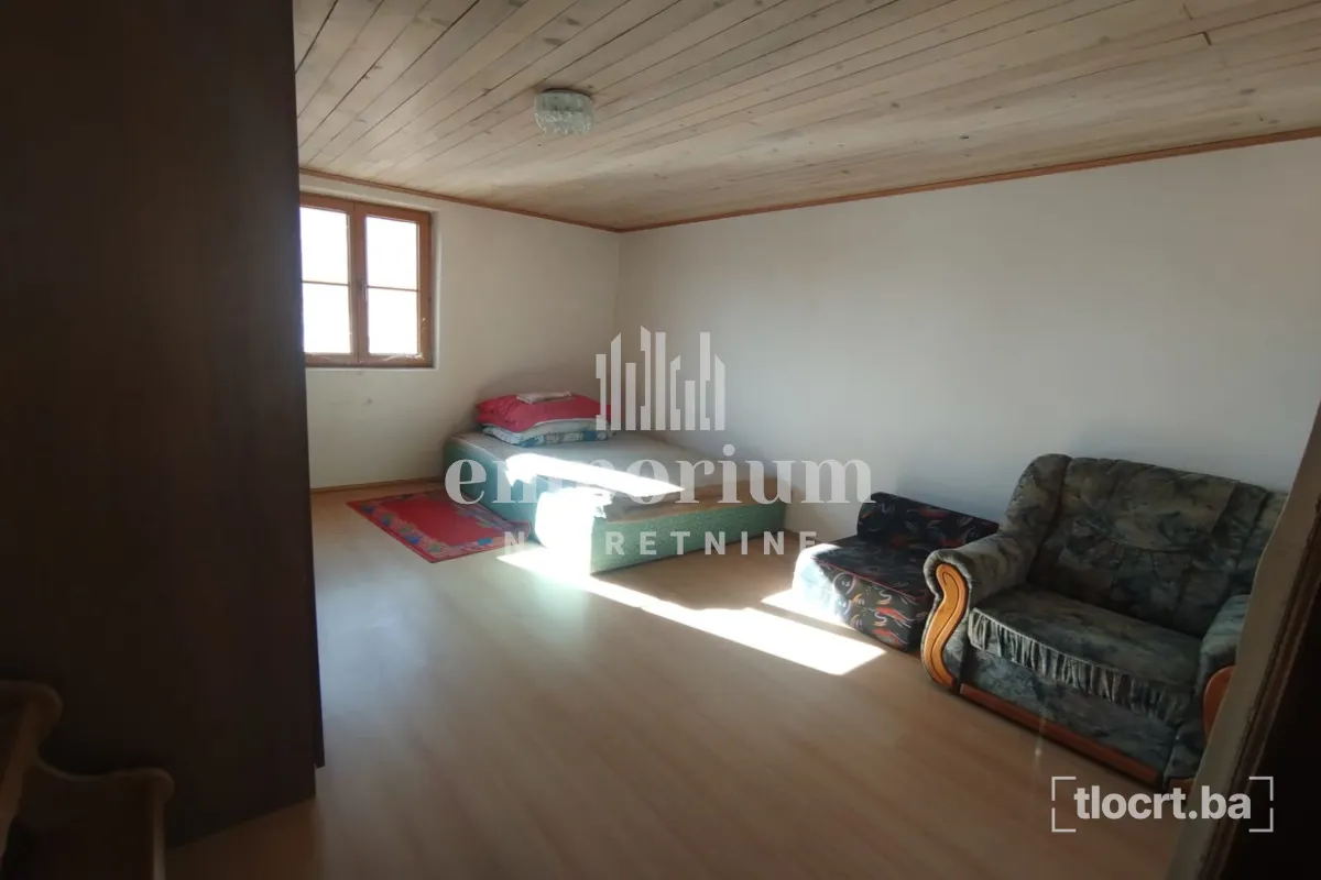 Kuća sa pomoćnim objektima i zemljištem u Vukšiću ID:2823/BN 2