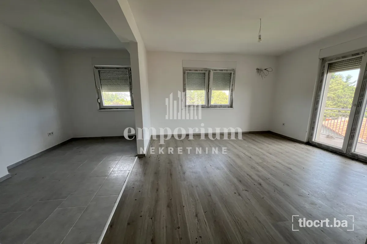 Useljiv trosoban stan 73m² na III spratu sa liftom ID:2782/EN 2