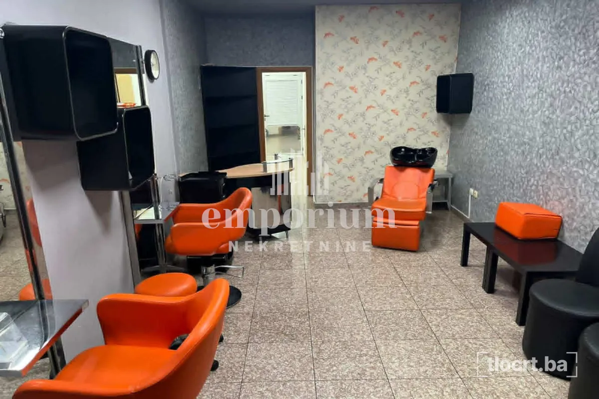 Kompletno opremljen frizerski salon od 37 m² za iznajmljivanje u centru grada ID: 227/ENL 2