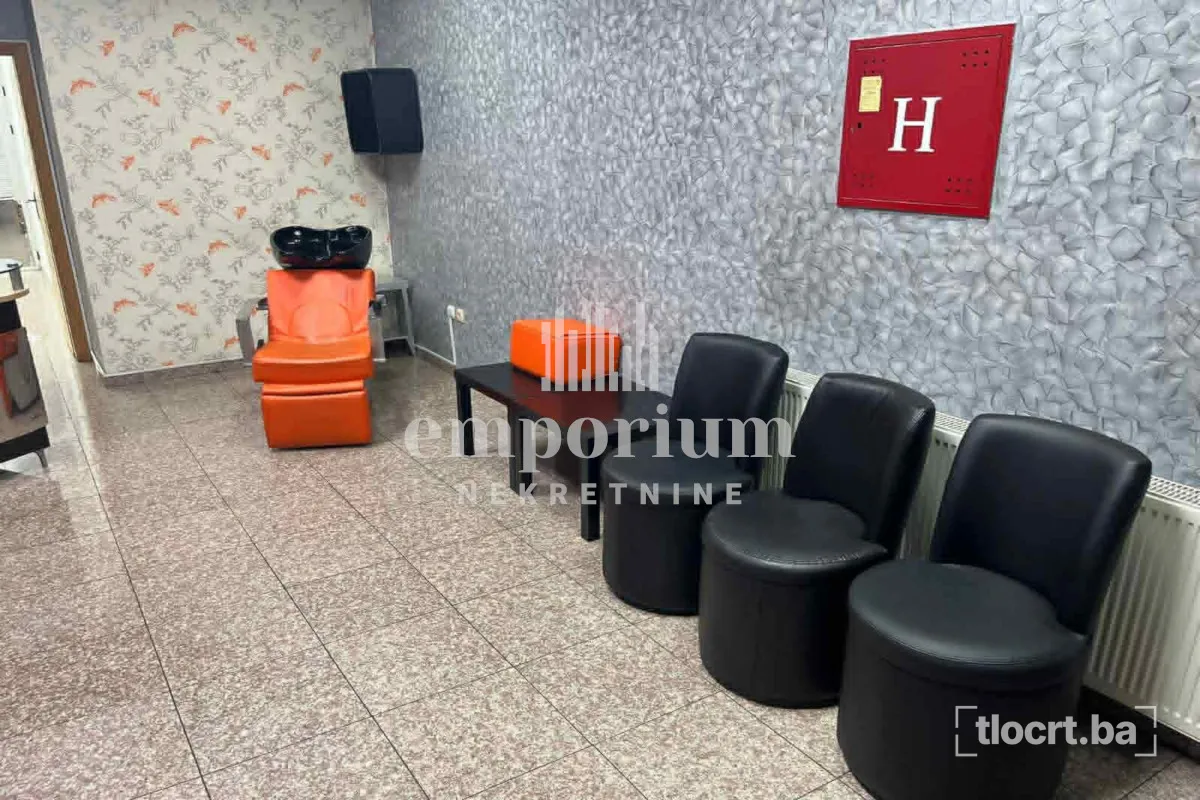Kompletno opremljen frizerski salon od 37 m² za iznajmljivanje u centru grada ID: 227/ENL 3